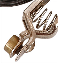 The contact clip have a group of sharpened pins for contacting conductors through the insulation 